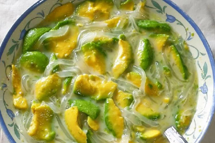 Alpukat selalu menjadi bahan isian untuk sop buah di kala bulan Ramadhan nanti.